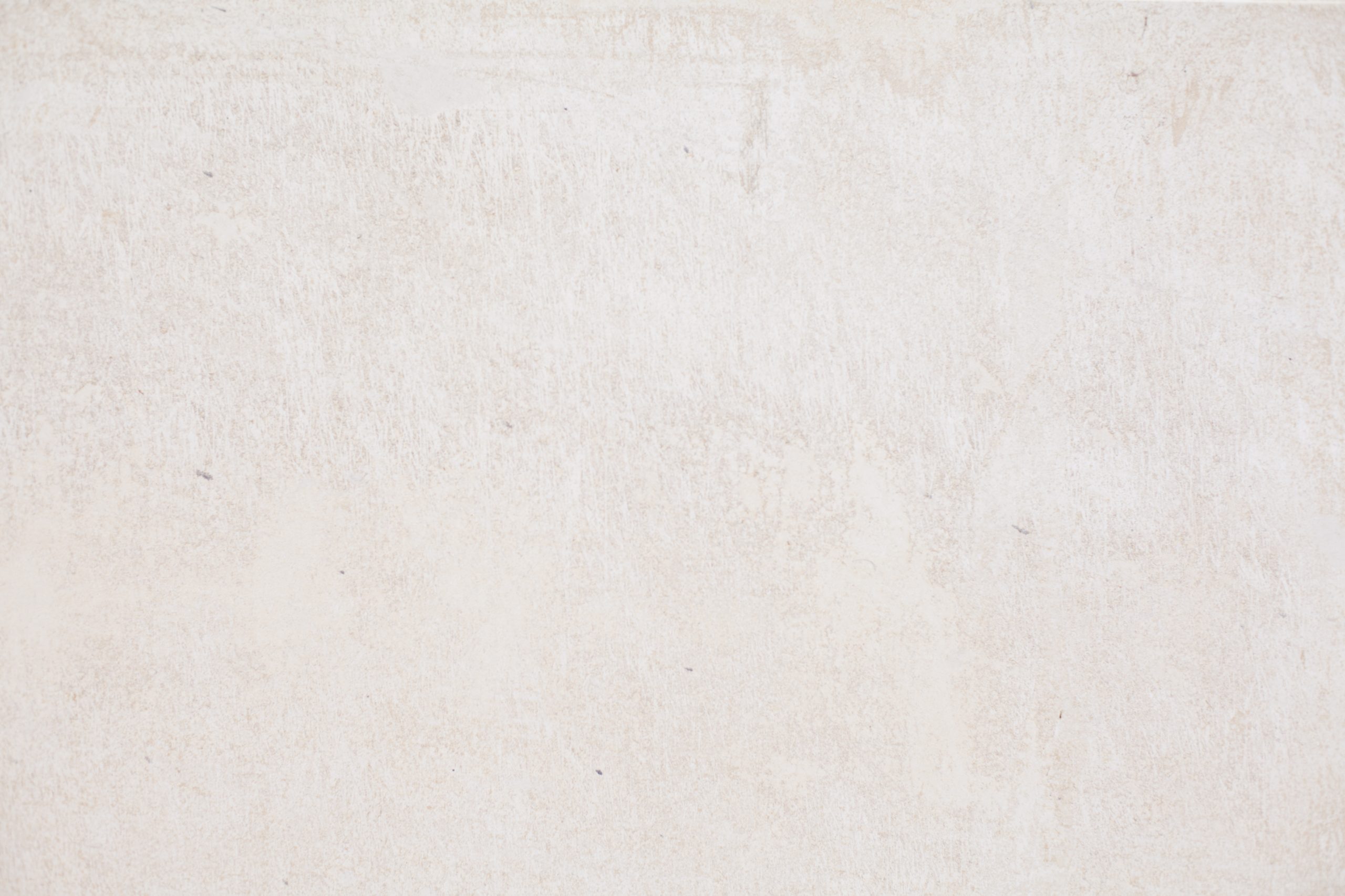 pale-wall-texture Ein Paar sitzt distanziert auf einem Ledersofa vor einer Backsteinwand, beide blicken in verschiedene Richtungen und wirken nachdenklich – symbolisiert Konflikte und Kommunikationsprobleme, die in der Paartherapie thematisiert werden können.
